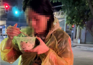 重庆一女子深夜流浪街头翻垃圾找食物 想做美女主播