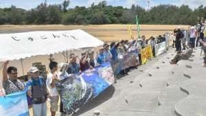 日本冲绳国际大学集会要求美军关闭普天间基地