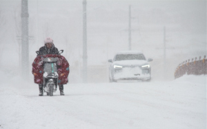 山东威海风雪交加 道路积雪结冰市民艰难出行