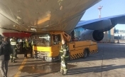 俄罗斯一飞机与运水罐车发生碰撞 机上无乘客伤亡