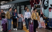 西南地区首趟！中老两国旅游列车“熊猫专列”开行