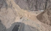 吐和高速G3012线甘沟路段山体塌方 造成交通中断