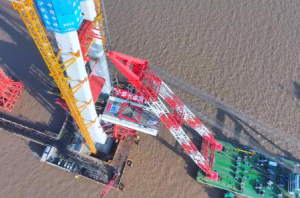 浙江杭州湾跨海铁路大桥完成首段钢梁架设