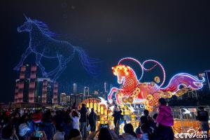 重庆：无人机灯光秀演绎马年浪漫