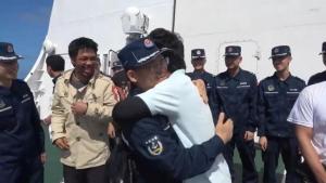 直击中国海警移交菲籍遇险船员现场