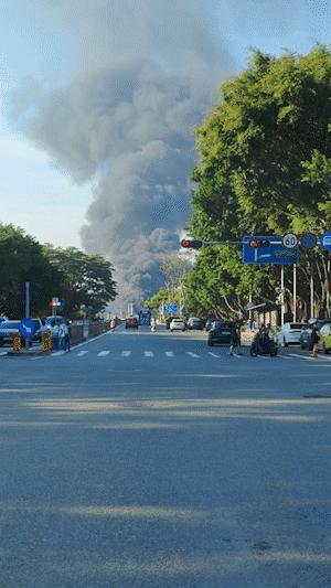 官方回應深圳南坪快速大火 事故致道路封閉