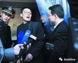 大学教授在酒店跟5人玩＂换妻游戏＂：没老婆 带女友去