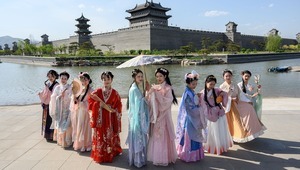 Çin’de geleneksel Han kıyafeti tekrar moda