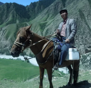 Xinjiang’ın dağlık bölgesinde 30 yıldır çalışan “Atlı Doktor” Cumatay Avbekir