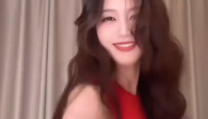 李一桐穿红色长裙跳舞好养眼 舞姿动感酷飒又美又A