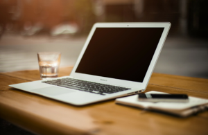 男子列车上偷7000元电脑转手40元卖掉 荒唐操作只因不认识