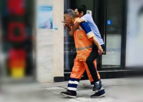 62岁环卫工背中暑男子送医