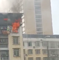 暖流|顶楼失火男童被困防盗网 塔吊师傅将其救出