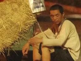 深夜路灯下的这位父亲 看哭无数网友