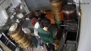 暖流 | 男孩凌晨蹲在包子店门口 店主收留还送食物