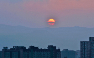 夕阳西下 落日余晖为天空增色