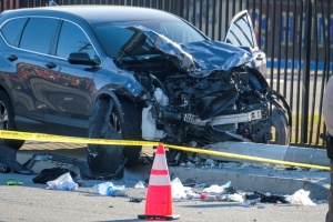 美国加州一辆汽车撞向数名警察 造成至少11人受伤