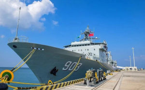 海軍第42批護(hù)航編隊(duì)完成首次靠港補(bǔ)給