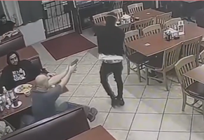 美国男子持假枪进餐馆抢劫 被顾客连开数枪死亡