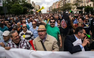 西班牙民众要求改善公共卫生系统举行示威活动