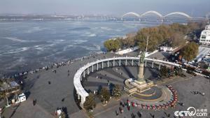 哈尔滨：松花江封冻 浮冰连片