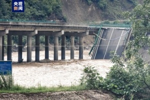 陕西暴雨致公路桥梁垮塌 11人遇难30余人失联