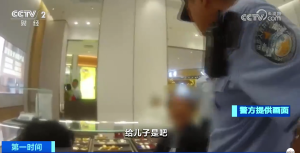 黄金之谜，女子买金不挑款不问价，店员为何报警？