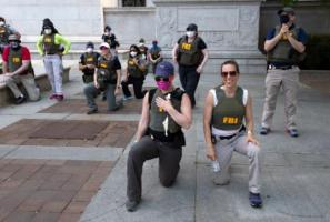 美國FBI解雇五年前“弗洛伊德之死”抗議事件中跪膝員工！