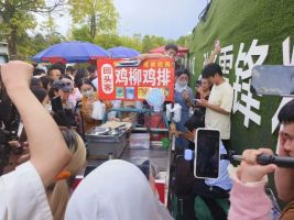 攤主提前3小時(shí)占位置挨著雞排哥 排隊(duì)熱潮不減