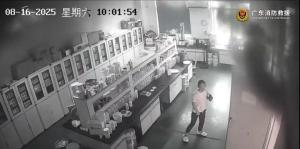 起火同事都逃了，唯独她身陷险境！监控曝光→