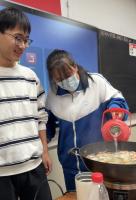 00后班主任“不着调”风格走红网络 温暖班级如家人