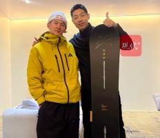 苏翊鸣送许昕签名单板 网友：梦幻联动！