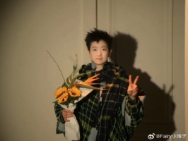 孙颖莎标志性的“比耶”手势