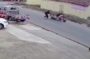 好险！男子狂奔5秒拽停失控三轮车救人