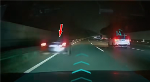 男子牙疼高速停车被开智驾车辆撞上 分心驾驶酿事故