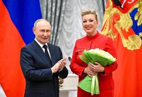 扎哈罗娃和金与正互赠新年礼物！