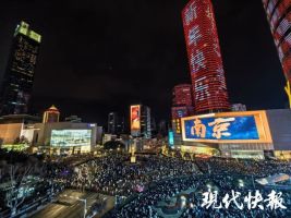 南京数万人倒计时迎接新年 再现跨年“名场面”