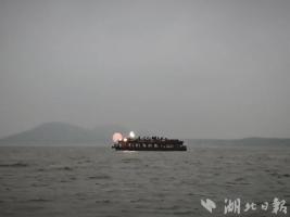 武汉凌波门摩天轮“爆改”人造太阳 创意光影弥补遗憾