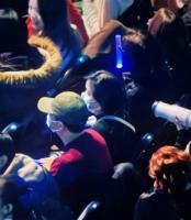 回顾各地跨年名场面 肖战红海震撼现场