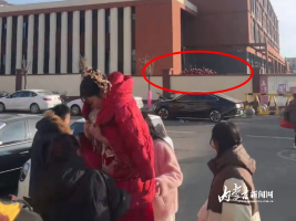 新人结婚途经学校遇“百子送福” 纯真祝福暖人心