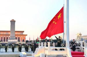 为何年轻人爱扎堆天安门广场看升旗 共迎新年第一缕阳光