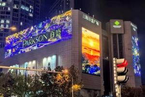 跨年夜人群被两块大屏幕时差整懵圈 双屏不同步意外走红