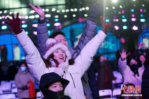 低温难阻长三角民众新年活动热情 寒冷中迎新气氛浓烈