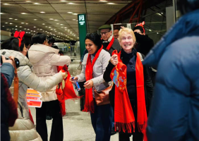 2026年元旦首批入境游客抵京 新年欢迎礼温暖启程