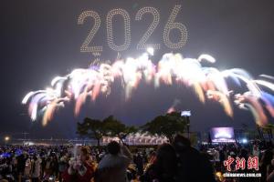 超10万人观看重庆首场跨年烟花秀 璀璨烟火迎新年