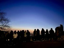 市民在北京香山守候新年第一缕曙光 迎接2026年晨光