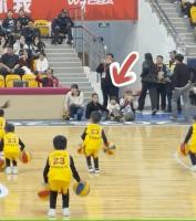 一场“不完美”幼儿表演何以打动全网 默契配合赢得赞誉