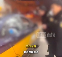 北京南站多辆出租车拒载 工作人员当场回怼