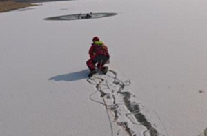 老人骑车抄近路掉进冰窟 寒冬里的紧急救援