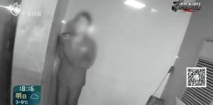 男子饭店宴请亲友 自带茅台全被调包 服务员偷梁换柱